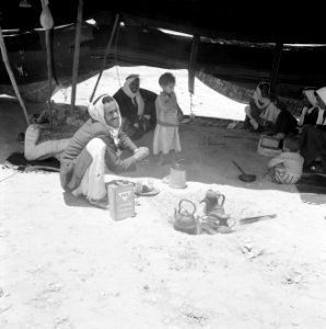 Bedoeienen in een tent met een jonge kinderen met op de voorgrond vaatwerk voor , Bestanddeelnr 255-3487