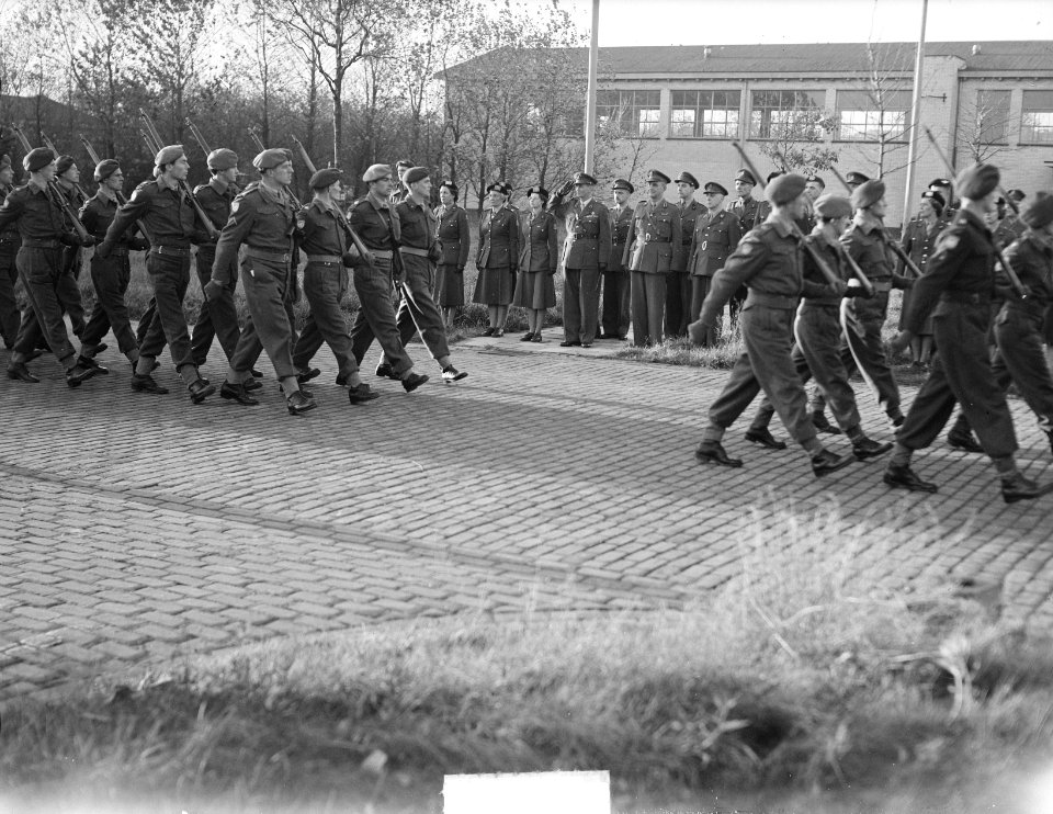 Beediging Zr. K.M. Koopman en F. van der Plas door Minister C.E. Smit-Disternisk, Bestanddeelnr 904-2620