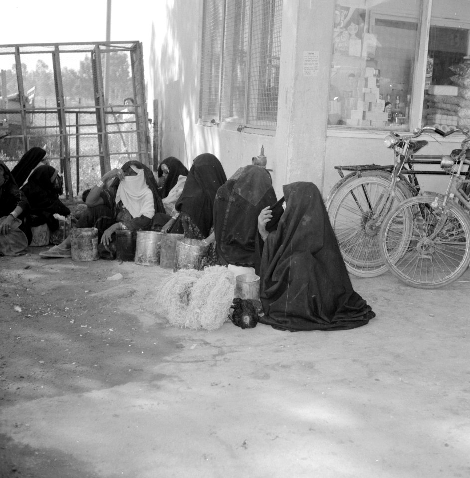 Bedoeïenenvrouwen in traditionele klederdracht op de markt met hun koopwaar in b, Bestanddeelnr 255-3455