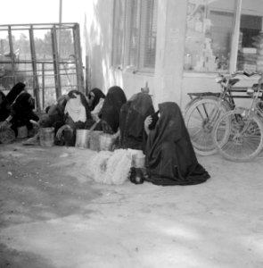 Bedoeïenenvrouwen in traditionele klederdracht op de markt met hun koopwaar in b, Bestanddeelnr 255-3455