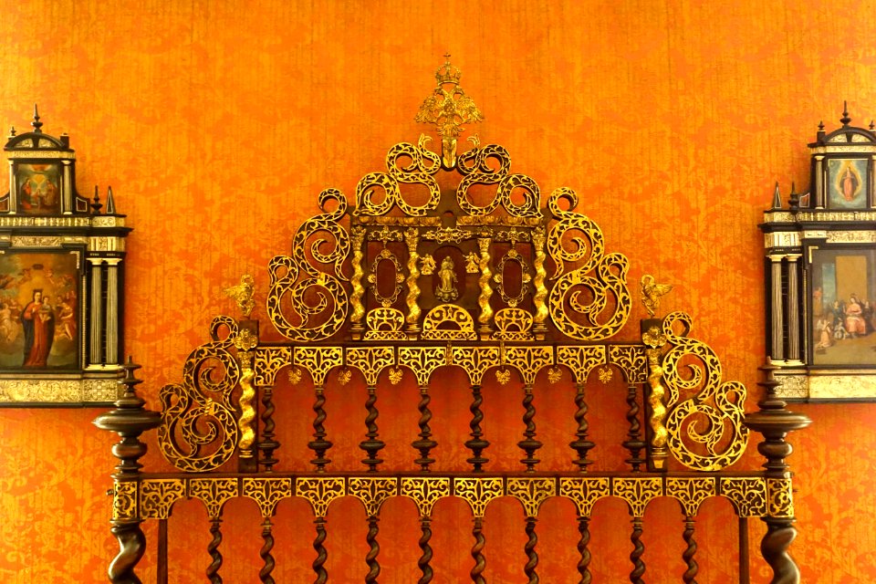 Bed, Portuguese style from Portugal or Salamanca, 1650-1700 AD, lignum vitae and bronze - Museo Nacional de Artes Decorativas - Madrid, Spain - DSC07911