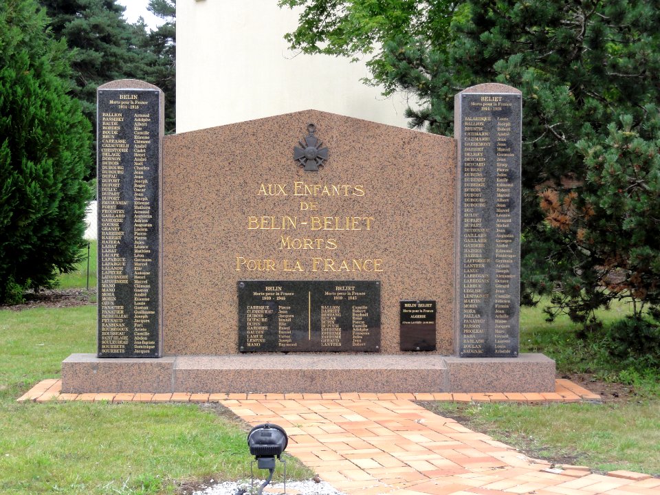 Belin-Béliet (Gironde) monument aux morts