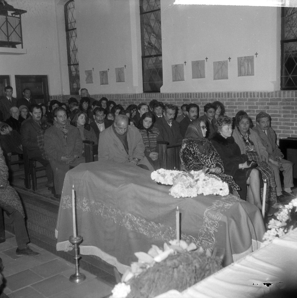 Begrafenis Fernado Westhiner te Sliedrecht, in de kerk achter kist 2e rij de nie, Bestanddeelnr 916-1201