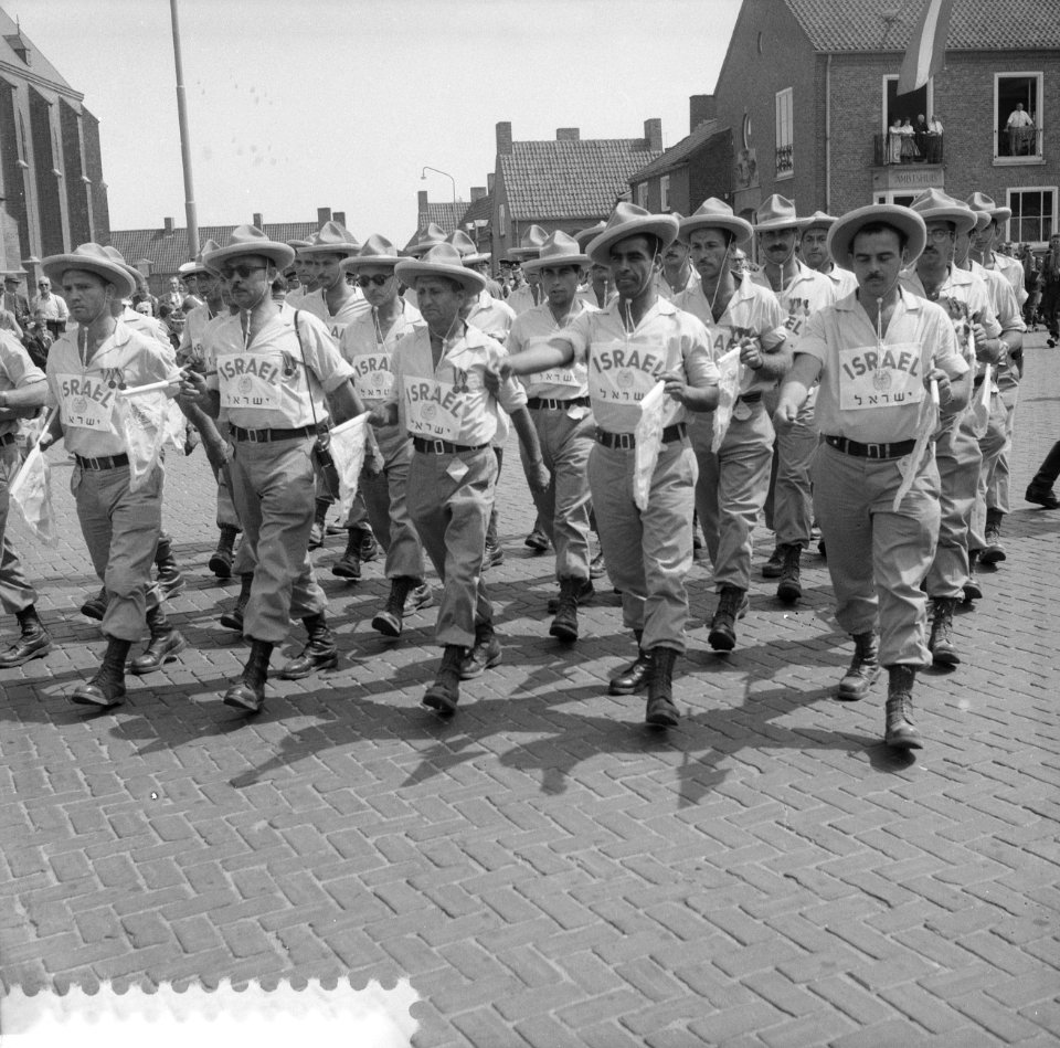 Begin van vierdaagse in Nijmegen, groep Israelische buschauffeurs, Bestanddeelnr 910-5427