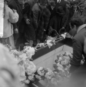 Begrafenis Fernado Westhiner te Sliedrecht, vele familieleden stonden om de groe, Bestanddeelnr 916-1202