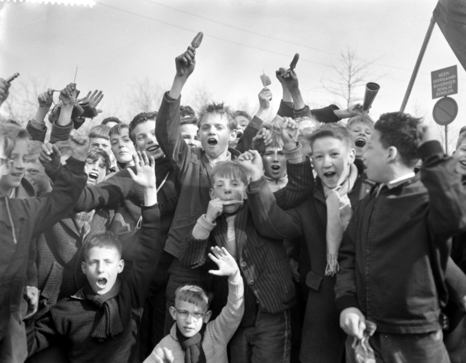 Begin schoolvoetbaltoernooi te Amsterdam, supporters van Frans Halsschool moedig, Bestanddeelnr 911-1162