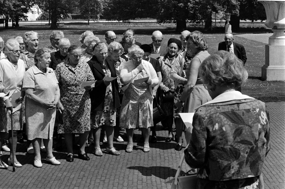 Bejaardendefile op Paleis Soestdijk, Bestanddeelnr 927-2340