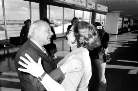 Begroeting van Den Uyl en zijn echtgenote, Bestanddeelnr 927-9436