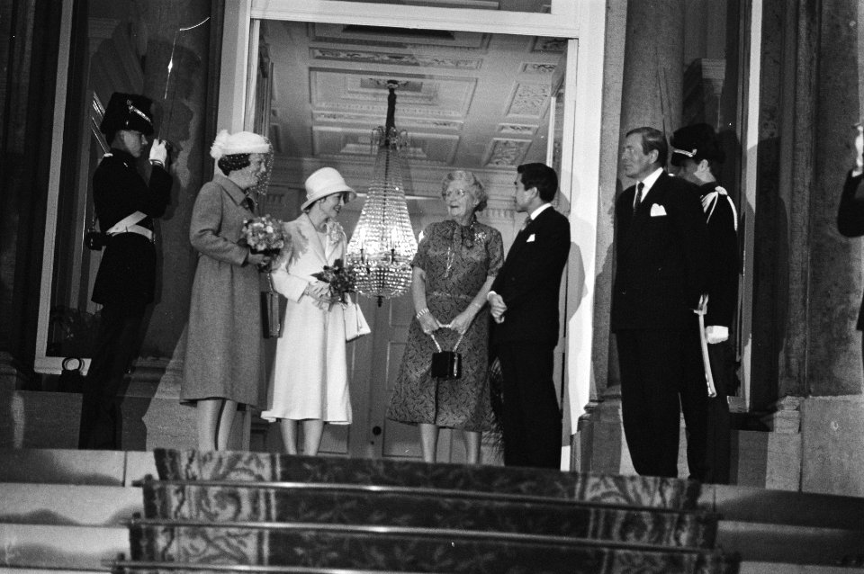 Begroeting op paleis Soestdijk door koningin Juliana op het bordes v.l.n.r. pri, Bestanddeelnr 930-4766