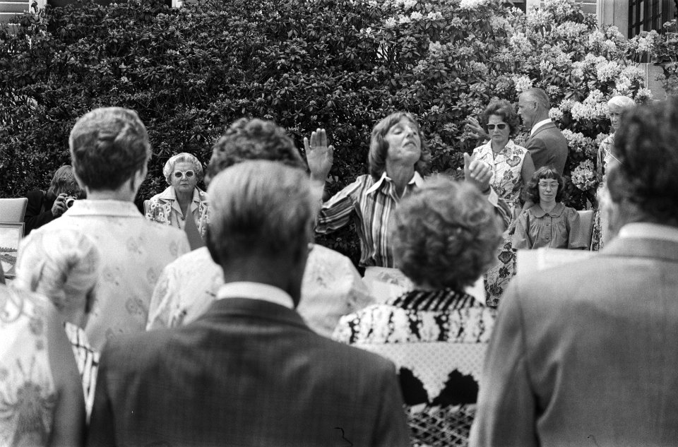 Bejaardendefile op Soestdijk, koningin Juliana en bejaarden, Bestanddeelnr 928-6444
