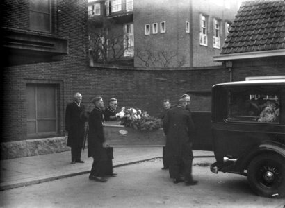 Begrafenis W.L. Milo slachtoffer KLM vliegramp op Schiphol. Het uitdragen van de, Bestanddeelnr 901-9584