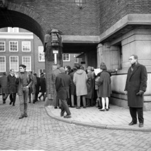 Belangstelling bij stadhuis, behandeling bankgebouw in de raad te Amsterdam, Bestanddeelnr 919-8851