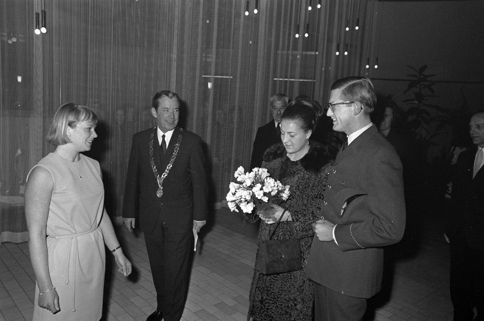 Begroeting prinses Margriet en Pieter door de Gemeente Apeldoorn, Bestanddeelnr 920-2118