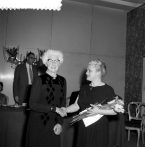 Bekendmaking van de auto van de Zalenman in het Amstelhotel door de CPNB, mevr, Bestanddeelnr 911-2291