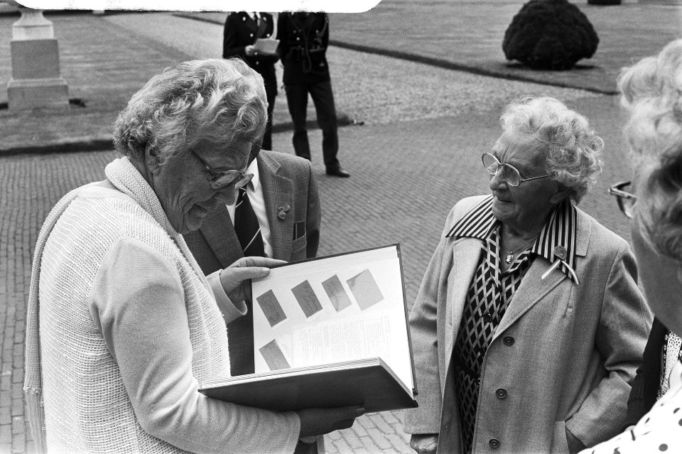 Bejaardendefile Soestdijk, tijdens defile, Bestanddeelnr 929-7703