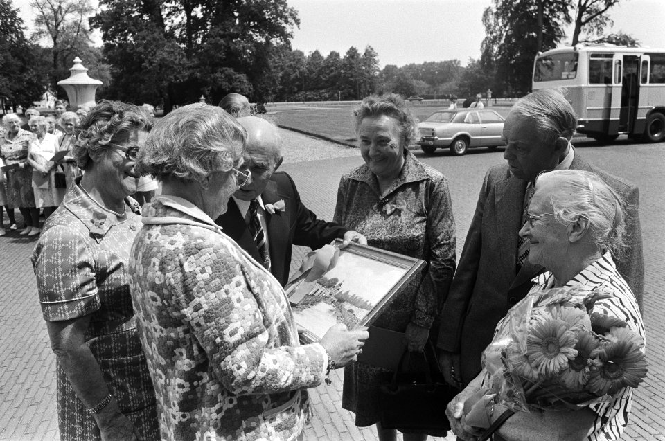 Bejaardendefile op Soestdijk, koningin Juliana en bejaarden, Bestanddeelnr 928-6440