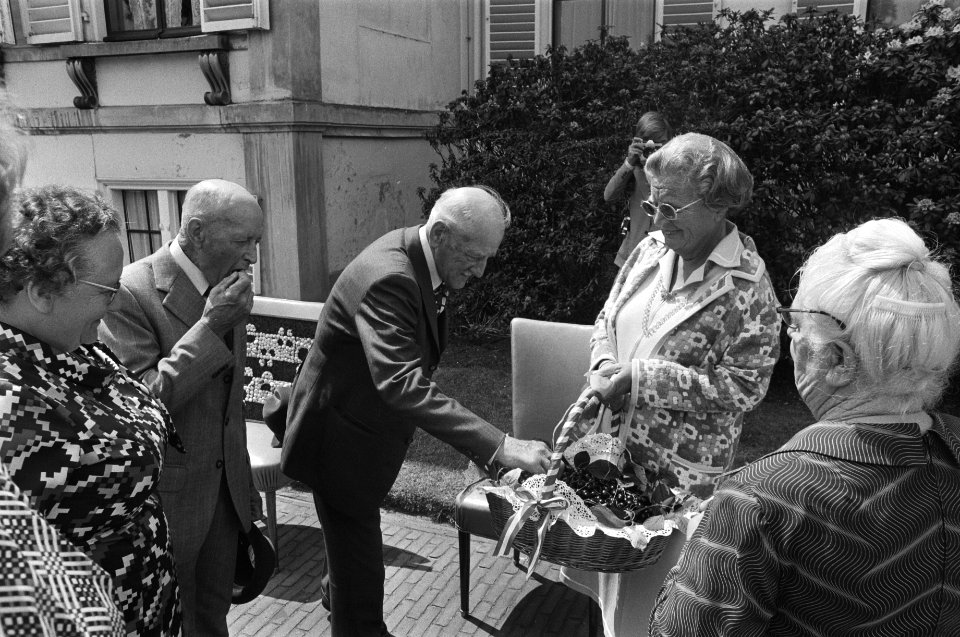 Bejaardendefile op Soestdijk, koningin Juliana en bejaarden, Bestanddeelnr 928-6441