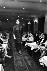 Bejaarde dames showen kleding. Miss Bejaarde 1967 , mevrouw Boelens Elleman (70 , Bestanddeelnr 920-8163
