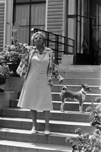 Bejaardendefile op Soestdijk, koningin Juliana en bejaarden, Bestanddeelnr 928-6439