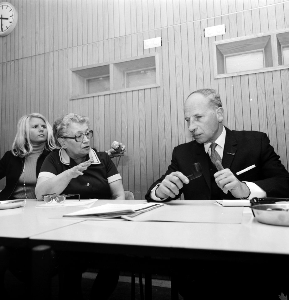Bejaarden uit Prinsenbeek demonstreren bij Van Doorn op CRM in Rijswijk bejaard, Bestanddeelnr 927-1563