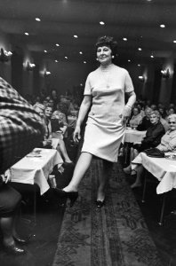 Bejaarde dames showen kleding. Mevrouw van der Berg , oudste mannequin (73) tijd, Bestanddeelnr 920-8161