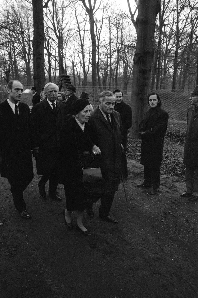 Begrafenis schrijver Godfried Bomans in Bloemendaal, (l) Mari Andriessen , (r) R, Bestanddeelnr 925-2621