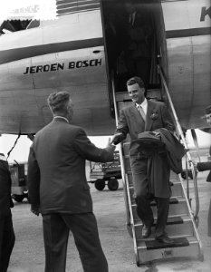 Billy Graham (Amerikaanse evangelist) in Nederland, aankomst Schiphol. Hij wordt, Bestanddeelnr 906-5376