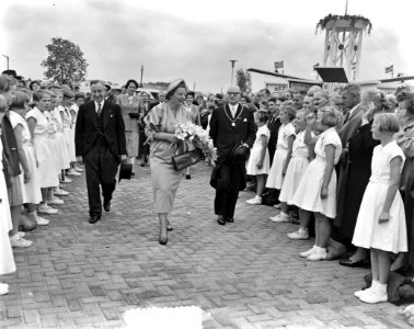 Bezoek koningin Juliana aan Waalwijk. Links Jan de Quay, commissaris van de koni, Bestanddeelnr 905-8958