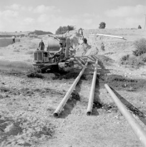 Bevloeiingswerken in Galilea Arbeider op een graafmachine bij de aanleg van een, Bestanddeelnr 255-4807