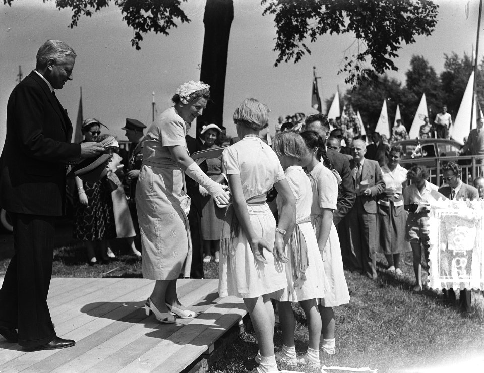 Bezoek koningin Juliana aan kop Overijssel. Bezoek Blauwe Hand, Bestanddeelnr 905-8164