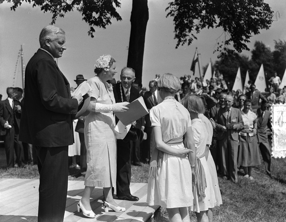Bezoek koningin Juliana aan kop Overijssel. Bezoek Blauwe Hand, Bestanddeelnr 905-8160