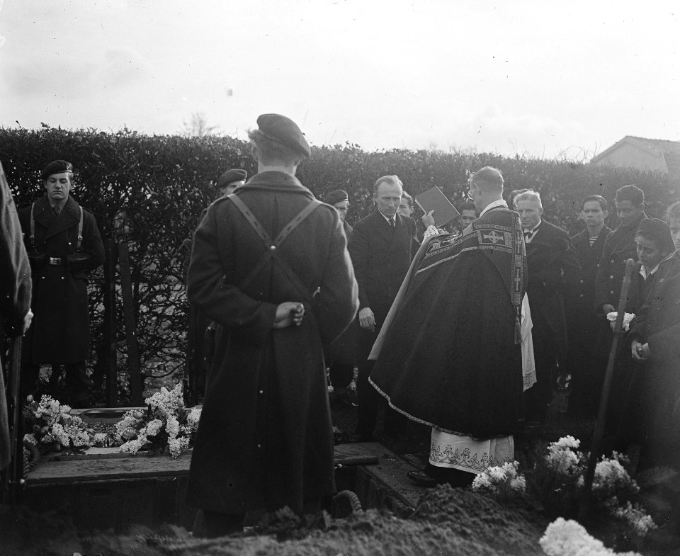 Begrafenis matroos-zeemilicien J.C. Arentsen, Bestanddeelnr 902-5855