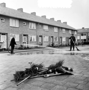 Bezoek koningin Juliana aan plan Slotermeer. Schoonmaken straat, Bestanddeelnr 905-3463