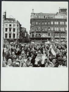 Bevrijding Amsterdam Publieke vreugde op de Dam, Bestanddeelnr 120-0855