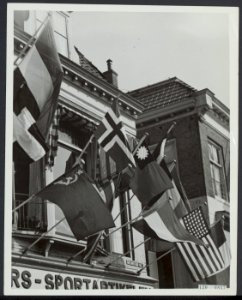 Bevrijding Leeuwarden Vlaggen hangen uit in de Nieuwestad NZ, Bestanddeelnr 120-0857
