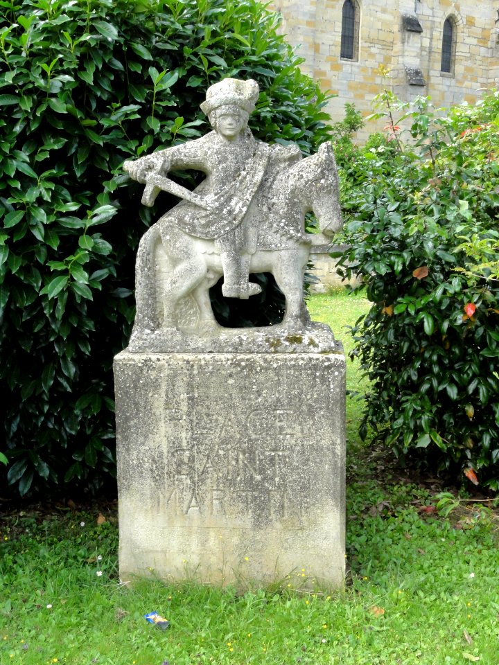 Beurey-sur-Saulx (Meuse) statue Place Saint Martin