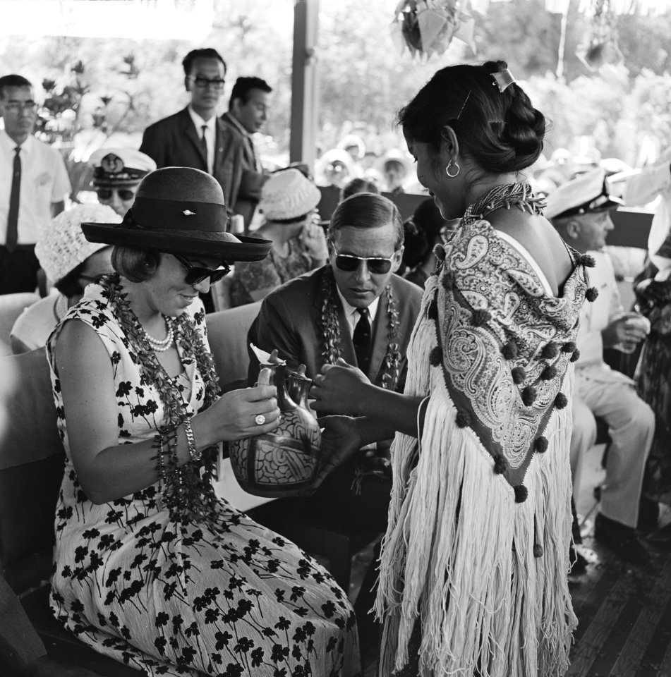 Bezoek prinselijk paar aan Suriname, Indiaanse biedt prinses Beatrix karaf aan (, Bestanddeelnr 919-3697
