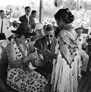 Bezoek prinselijk paar aan Suriname, Indiaanse biedt prinses Beatrix karaf aan (, Bestanddeelnr 919-3697