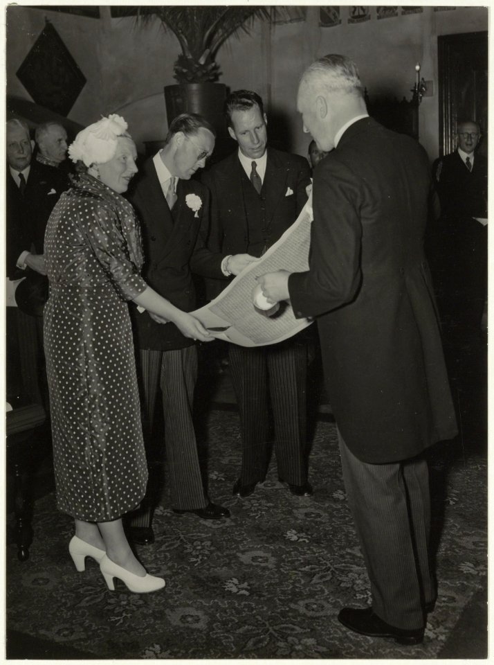 Bezoek koningin Juliana en prins Bernhard, overhandiging van een reproductie van het oudste charter van Haarlem in de Gravenzaal. NL-HlmNHA 54001071