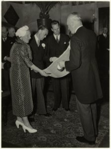 Bezoek koningin Juliana en prins Bernhard, overhandiging van een reproductie van het oudste charter van Haarlem in de Gravenzaal. NL-HlmNHA 54001071