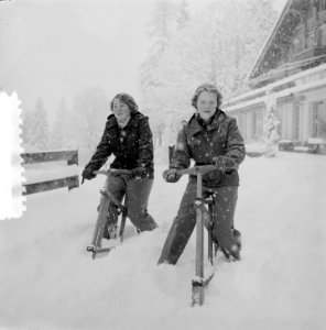 Bezoek Koninklijk gezin aan Grindelwald, twee oudste Prinsessen op sneeuwfiets, Bestanddeelnr 906-2178