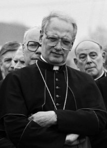 Bezoek Paus Johannes Paulus II aan Nederland de Paus met kardinalen Simonis (l), Bestanddeelnr 933-3249 (cropped)