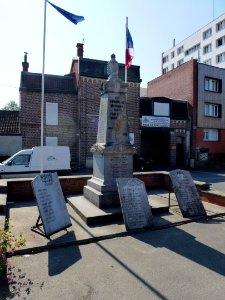 Beuvrages (Nord, Fr) monument aux morts
