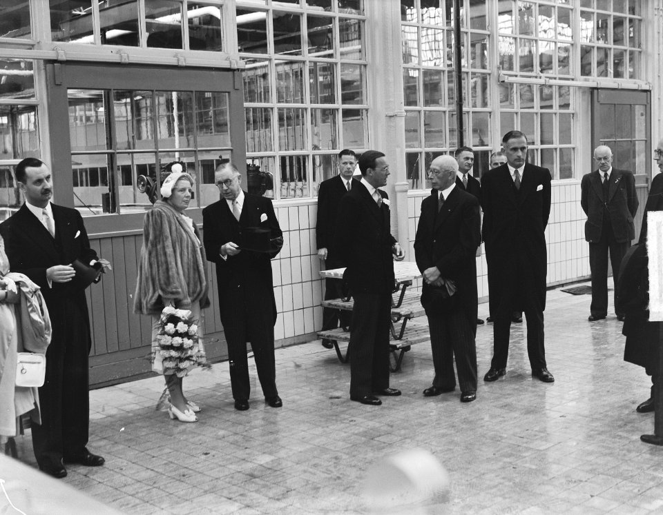 Bezoek koningin Juliana en prins Bernhard aan Gelderland. BezoekTiel jamfabriek, Bestanddeelnr 904-0698