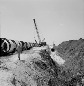 Bevloeiingsproject in de Negevwoestijn Buizen en een dragline bij een greppel v, Bestanddeelnr 255-4770