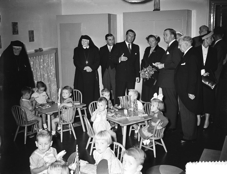 Bezoek koningin Juliana aan het Rooms Katholiek Weeshuis in de Jordaan, Bestanddeelnr 905-9452