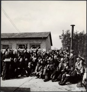 Bevrijding van Kamp Amersfoort. Alle gevangenen van het kamp Amersfoort staan kl, Bestanddeelnr 120-0599
