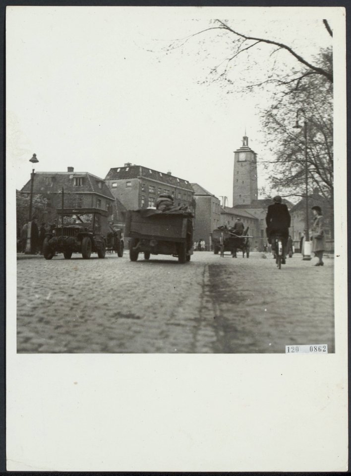 Bevrijding Enschede. Intocht van Canadese afdelingen te Enschede. Op de achtergr, Bestanddeelnr 120-0862