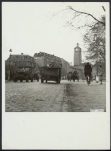 Bevrijding Enschede. Intocht van Canadese afdelingen te Enschede. Op de achtergr, Bestanddeelnr 120-0862
