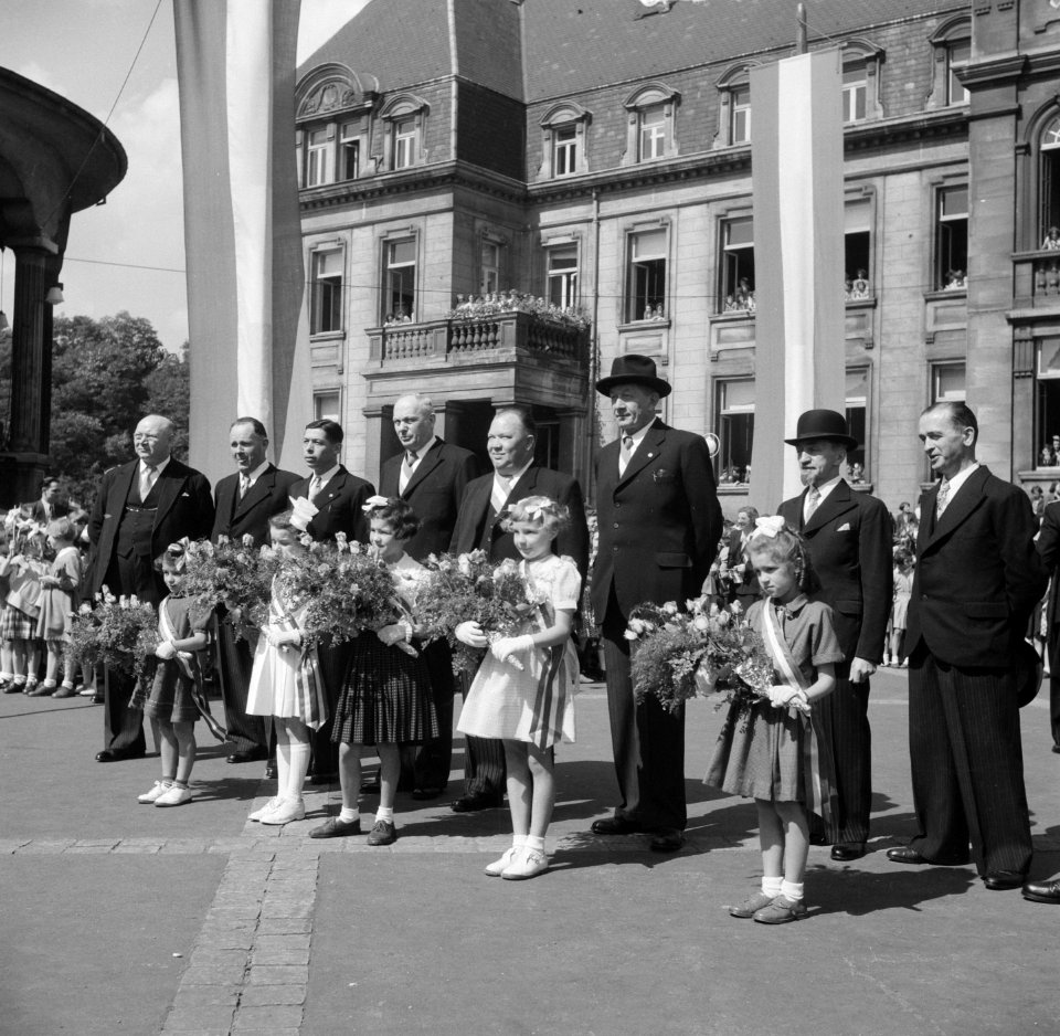 Bezoek Koninklijk Paar aan Luxemburg. Dudelange. Ontvangstcomité, Bestanddeelnr 904-6389